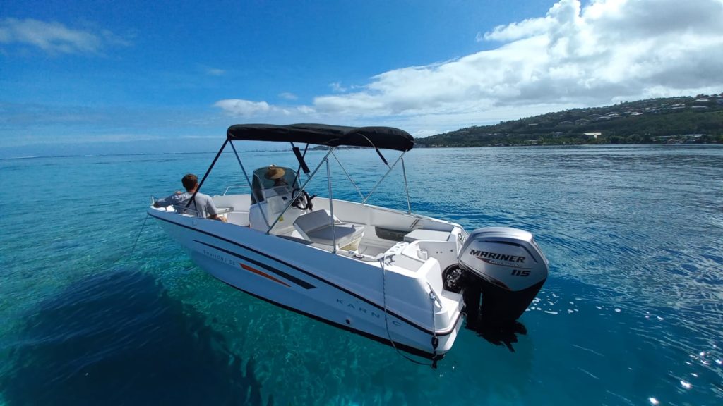 Private Boat vous propose au départ de Tahiti un bateau de 5.50 mètres de la marque KARNIC SMART 55 équipé d’un moteur MARINER de 115 cv 4T.